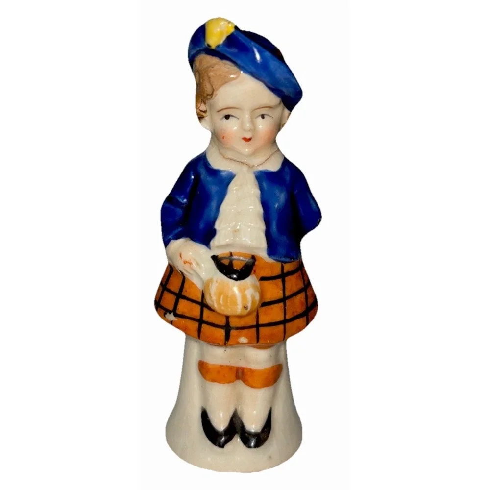 Vtg SCOTTISH COUPLE w Bagpipes & Basket Porcelain Salt & Pepper Shaker Set Japan